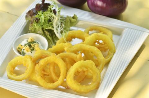 tintenfischringe, gebraten, frittiert, zwiebelringe, lebensmittel, abendessen, mittagessen, teller, meeresfrüchte, mahlzeit, hausgemacht, pasta, bohnenkraut, gericht, gemüse, restaurant, kochen, produzieren, soße, lecker, wurzelgemüse, mayonnaise, sc